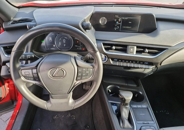 Lexus UX cena 124000 przebieg: 64086, rok produkcji 2019 z Gubin małe 379
